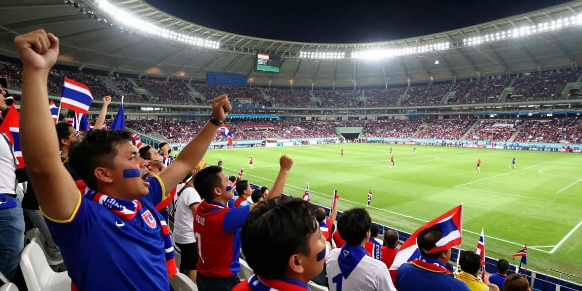 แฟนบอลชาวไทยเชียร์ฟุตบอลโลกนัดชิง ราคาบอลโลกนัดชิง ในสนามฟุตบอลที่เต็มไปด้วยพลัง